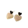 Aretes vintage de corazón negro con cuentas, lujo ligero con un toque de alta gama, broqueles de corazón, aretes elegantes, accesorios de diseño de nicho