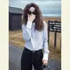 Blusa chique estilo francês com um toque de luxo leve e de alta qualidade, adequada para ocasiões importantes, uma camisa listrada única e bonita para mulheres na primavera