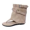 Sandalias romanas retro con tira de dedo y remaches para mujer, nuevo modelo verano 2026, versátiles con hebilla de cinturón, aumento interno de altura, botas frescas adelgazantes