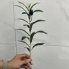 Ramas de olivo verdes artificiales con cuatro horquillas y frutos, perfectas para decoraciones de bodas, decoración del hogar, accesorios de fotografía y arreglos florales.