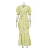 Vestido Estampado Francês Novo de Verão 2026, Moda Feminina Transfronteiriça, Novo Vestido Bodycon de Manga Curta com Decote V, Fenda e Amarração na Cintura