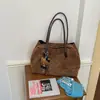 Bolsa de ombro retrô de camurça para outono para mulheres, nicho de comércio exterior, simples, grande capacidade, acabamento fosco, bolsa tote de axila para o dia a dia