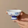 Xícara de Chá Cerâmica Azul Floral Pintada à Mão com Base Alta para Uso Doméstico, Feita de Porcelana Branca e Argila de Jade Esculpida, Xícara Única para Degustação de Chá