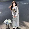 Roupa moderna para primavera e outono para meninas: um colete de urso de desenho animado fofo, uma camisa com gola de boneca e calças casuais xadrez de perna larga