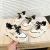 Tênis de Skate Baixo para Meninos e Meninas 2026 Outono Novo Estilo Coreano Fashionável Solado Macio Antiderrapante para Crianças Médias e Grandes Tênis de Skate Casual Esportivo