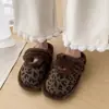 Chinelos de Casa Outono/Inverno 2026 Moda Europeia e Americana Estampa de Leopardo Chinelos Planos de Pelúcia Chinelos de Algodão Planos Quentes para Mulheres