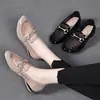 Sapatilhas Macias de Couro com Tela 2025 Novo Estilo Sandálias Femininas Vazadas de Salto Baixo Verão Sapatilhas Macias com Solado Flexível Sapatos de Couro Baixos