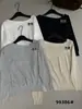 La única colección de otoño VI+ que presenta un top de punto versátil y adelgazante de manga larga estilo coreano con un parche de tela transparente y escote Bardot, modelo 99386