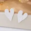 Un par de modernos pendientes geométricos pequeños en forma de corazón para mujer, adecuados para el uso diario