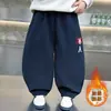 Pantalones de una pieza con forro polar para niño 2026 Estilo nuevo Bonitos Ropa de Otoño/Invierno para Bebé Pantalones Largos Pantalones Gruesos con Pierna Curva para Niños Modernos