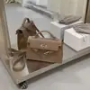 Otoño Nuevo Estilo Moda Bolso Exquisito para Mujer Diseño Pequeño de Nicho Sensación de Alta Gama Bolso Kelly Hombro Único Cruzado Bolso Cuadrado Pequeño
