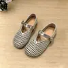 Sapatos de Couro para Meninas 2026 Primavera Novo Mary Jane Solado Macio Sapatos de Princesa Sandálias Respiráveis Vazadas de Verão para Crianças