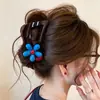 Pinza Triangular Marrón para Mujer con Flores Azules y Perlas Rojas, Pinza de Tiburón, Nuevo Modelo 2026, Pasador Único y de Alta Gama, Hermoso Accesorio para el Cabello