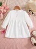 Ropa para niños de comercio exterior, primavera y otoño, vestido para bebé con cuello redondo, color liso, flores pequeñas dulces tridimensionales y puños con volantes