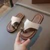 Sandalias de Moda para Niñas con Estampado de Leopardo para Exteriores Verano 2026 Nuevas Sandalias Romanas con Anillo Metálico en el Dedo del Pie Versátiles