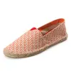 Fornecimento direto da fábrica moda primavera novos sapatos de linho masculinos e femininos sapatos de palha pescador a pedal mocassins de lona atacado