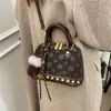 Bolso con Concha Texturizada y Monograma en Relieve Transfronterizo 2025 Nuevo Bolso de Mano con Cadena para Mujer Bolso Cruzado de Hombro con Tachuelas Retro