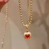 Collar de diamantes Fanta de lujo ligero retro con cierre de corazón de burbuja de gema colorida y colgante de caramelo de corindón rojo, versátil para el trabajo, para mujer