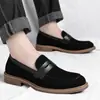 Mocasines de ante de alta gama transfronterizos, nueva moda de otoño, zapatos slip-on elegantes y atractivos para hombre con suelas suaves y antideslizantes y tallas grandes