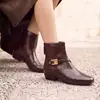 Botas Femininas Curtas Novas Outono/Inverno Bico Quadrado Fivela de Metal Salto Baixo Zíper nas Costas Couro Macio Estilo Britânico Temperamento Emagrecedoras