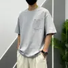Camiseta Blanca Minimalista de Sorona con Bolsillo Asimétrico en un Lado, Remaches, Tejido de Tacto Frío, Corte Holgado, Hombro Caído, Top Unisex de Manga Corta