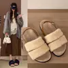 Sandálias de pelúcia super modernas e estilosas para mulheres, nova coleção de outono 2026, versáteis com uma única tira e sola grossa, material de algodão e pelúcia