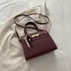 Bolsa de mão nova, elegante e fashion para o outono de 2026, simples e chique, com um design quadrado retrô, adequada como bolsa de ombro ou bolsa transversal para mulheres