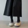 Estilo Novo de Inverno 2026 Sapatos Peludos Macios de Bico Redondo para Mulheres, Boca Rasa Estilo Francês, Forrados com Lã, Quentes Sapatos Mary Jane