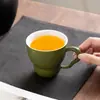 Verde-oliva com detalhes dourados, xícara de chá de cerâmica com alça vintage, adequada para uso doméstico, uma única xícara de chá para desfrutar de chá em um estilo chinês tradicional