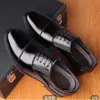 Sapatos Masculinos de Couro Genuíno Dragonfly Brand com Três Tiras, Casuais de Negócios em Couro, Novos Sapatos de Pai Vazados Respiráveis para o Verão