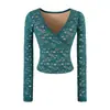 Conjunto Duas Peças Feminino: Top de Renda Branca com Decote V e Manga Longa, Modelagem Justa, Saia Curta de Cintura Baixa, Justa ao Corpo, Estilo Hot Girl para Primavera