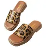 Sapatos da moda europeus e americanos, sandálias slip-on de tamanho grande, estampa de leopardo de verão, sandálias de salto grosso de comércio exterior, bico redondo, novas pantufas de sola grossa 2025