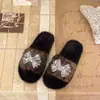 Chinelos Novos de Algodão Borboleta 2026, Chinelos Peludos Femininos com Forro de Lã, Planos Antiderrapantes, Chinelos Versáteis com Strass para Outono e Inverno