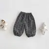Conjunto de Tres Piezas Dianxi para Bebé: Camiseta Básica Sencilla con Tirantes de Encaje Dulce y Pantalones Florales con Puños