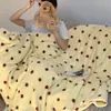 Manta suave y esponjosa con estampado de lunares estilo coreano, adecuada para usar como cubierta de sofá, manta de aire acondicionado o manta pequeña para el dormitorio