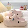 2026 Nuevos Zapatos de Agujeros con Suela Gruesa de EVA para Uso al Aire Libre Verano Dulces Versátiles Ligeros Resistentes al Desgaste Pantuflas Cerradas de Punta para Mujer