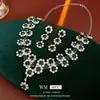 Collar con colgante de girasol con incrustaciones de diamantes, pendiente, todo a juego, cadena para la clavícula de moda de alta gama, lujo ligero, traje vintage de alta gama