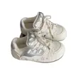 Populares zapatillas blancas tipo puff estilo alemán color plata brillante para mujer, nuevo modelo otoño 2026, zapatillas deportivas versátiles de corte bajo para estudiantes
