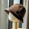 Chapéu de Pescador de Couro Estilo Britânico com Laço para Mulheres Outono Inverno Emagrecimento Facial Aba Enrolada Chapéu Balde Versátil para Passeios Tendência