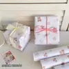 Una variedad de lindos papeles de regalo de dibujos animados para regalos navideños, materiales de embalaje para cajas de regalo, papel de regalo mixto de alta apariencia