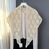 Bufanda de lana tejida con patrón de monedas tridimensional y triángulos calados para mujer con bordes ondulados, chal de hombro casual vintage, alta calidad