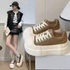 Falda casual versátil para primavera y otoño, combinada con tenis blancos de suela gruesa, estilo bajo, nuevo diseño para mujeres petite, tenis 2026