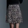 Falda retro americana con estampado de leopardo para mujer, nuevo estilo otoño e invierno 2026, estilo chica picante, de cintura alta, anti-exposición, mini falda bodycon de línea A