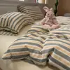 Conjunto de Três Peças para Dormitório Estudantil, Conjunto de Quatro Peças de Cama Listrada Estilo Simples, Algodão Puro, Lençol de Cama Novo Estilo, Capa de Edredom, Lençol com Elástico 4