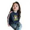 Camiseta infantil de algodão puro estilo americano com três listras para meninas, nova blusa estampada estilosa de manga comprida para crianças mais velhas, primavera e outono