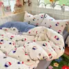 Novo Conjunto de Quatro Peças em Lã de Leite Espessa Macio Fofo Outono e Inverno Roupa de Cama para Dormitório Estudantil Capa de Edredom Conjunto de Três Peças Lençol com Elástico 4