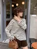 Camiseta Listrada de Manga Longa com Gola Redonda para Mulheres, Estilo Outono Inicial 2026, Corte Solto com Design de Bolso, Top Camada Base Interna