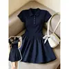 Vestido polo de verão 2026 novo, feminino, de baixa estatura, cor azul escuro, estilo acadêmico, de alta qualidade, com saia curta evasê e mangas curtas