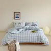 Juego de ropa de cama de cuatro piezas estilo caricatura, clase A, fresco y simple, 100% algodón, algodón lavado, con diseños lindos y versátiles, adecuado para dormitorios de estudiantes, y disponible como juego de tres piezas