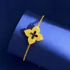 Pulsera Metálica Cepillada Cortada Calada Esmaltada Tallada Flor Única Rombo Flor de Cuatro Hojas Incrustada con Pequeño Diamante Blanco Venta Caliente Transfronteriza RC